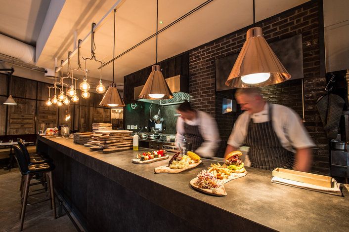 открытая кухня в ресторане